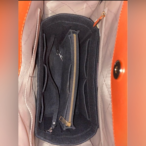 Authentic Micheal kors tote purse - Picture 4 of 8